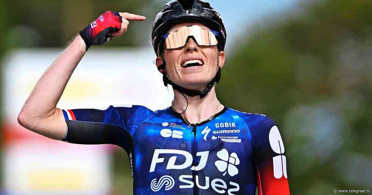 Emotionele Vollering grijpt macht in Vuelta en draagt zege op aan ’alle mensen met mentale problemen’