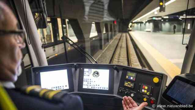 Minister blaast bestelling van dertig trams voor 2027 in  Antwerpen af omdat ze anderhalve keer duurder zijn en pas over vijftig maanden worden geleverd: “Onaanvaardbaar”