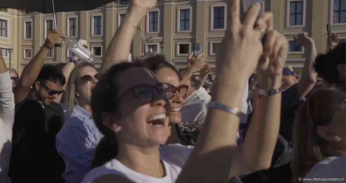 L’attesa e poi il boato: la festa dei fedeli raccolti a San Pietro davanti alla fumata bianca