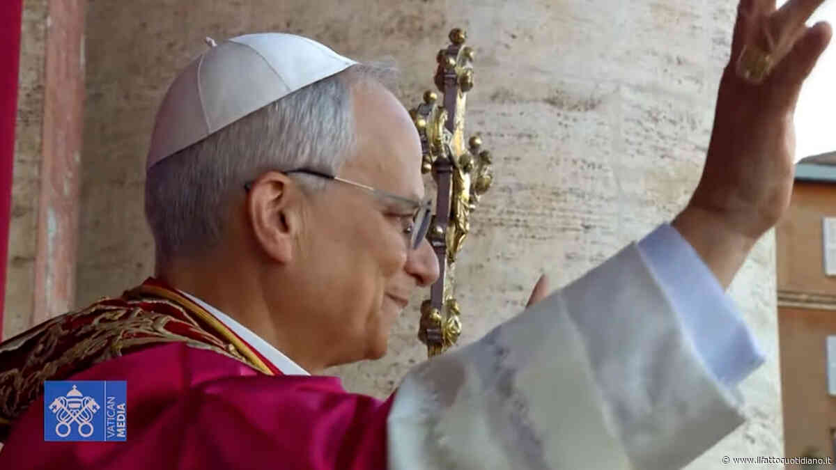 Robert Francis Prevost, il nuovo Papa si affaccia dalla Loggia: commosso davanti alla folla di fedeli – Video