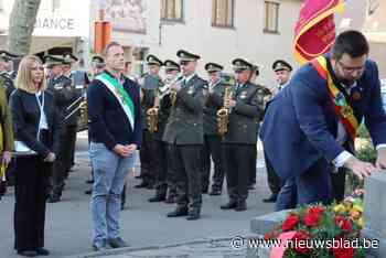 Oekraïense militairen luisteren herdenking van 8 mei