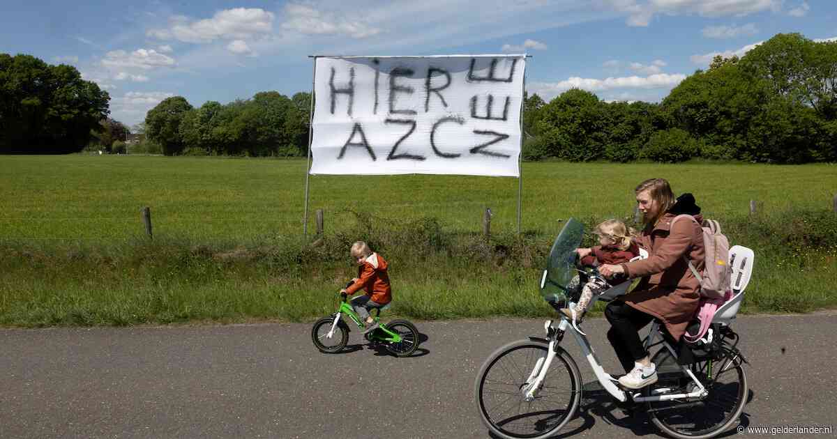 Protest met spandoeken, maar ook een warm welkom voor azc in Aalten; ‘We hebben het hier al zo goed met z’n allen’