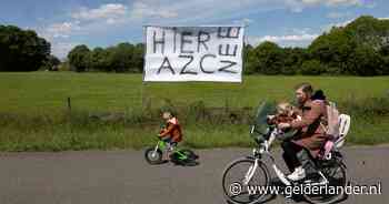 Protest met spandoeken, maar ook een warm welkom voor azc in Aalten; ‘We hebben het hier al zo goed met z’n allen’