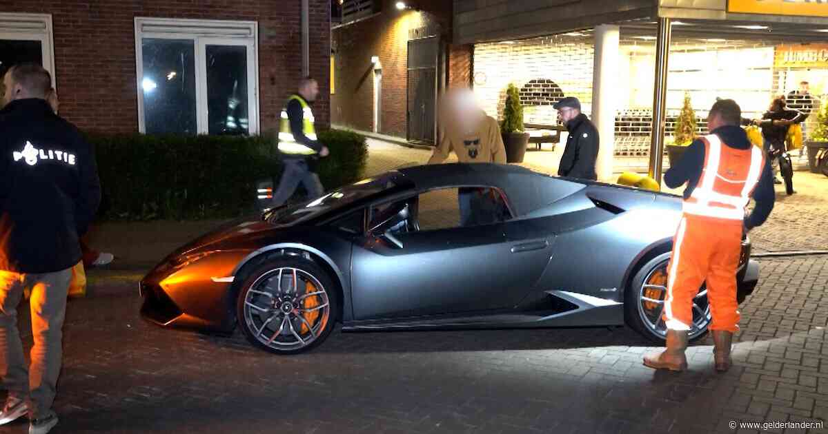 KIJK | Politie haalt Lamborghini van 3 ton van de weg: bestuurder heeft geen rijbewijs