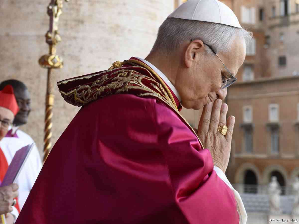 "Cinque metri di tessuto e cinque giorni di lavorazione". Cosa si cela dietro l'abito di papa Leone XVI