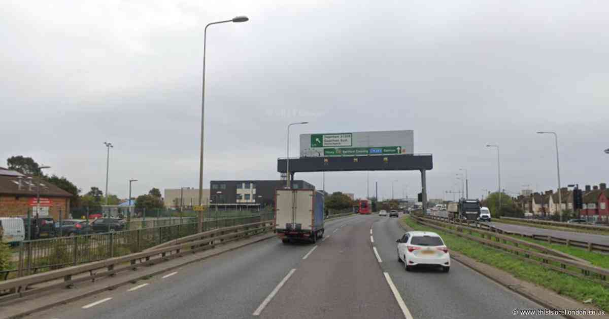 RECAP after major road blocked with SEVERE delays after crash in Dagenham