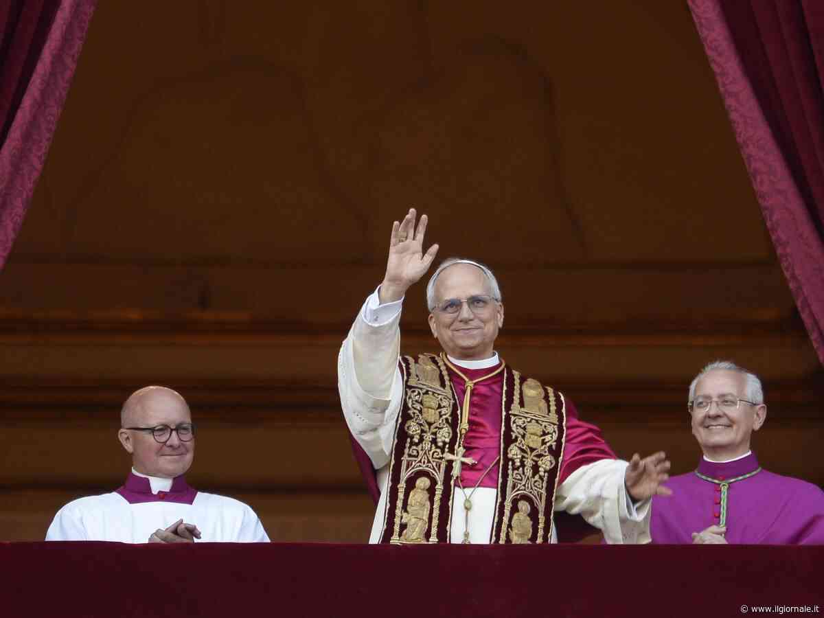 La mozzetta rossa, la croce d'oro e la stola pontificia: cosa significano i paramenti di Leone XIV