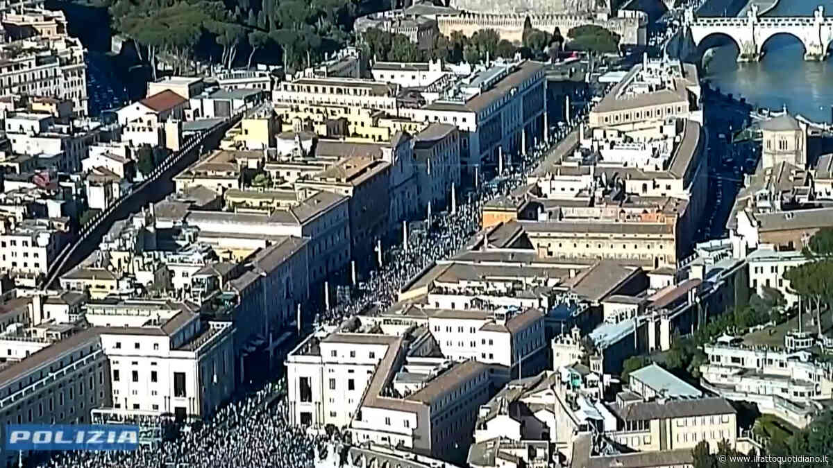 Eletto il nuovo Papa, migliaia di persone lungo via della Conciliazione: le impressionanti immagini dall’alto