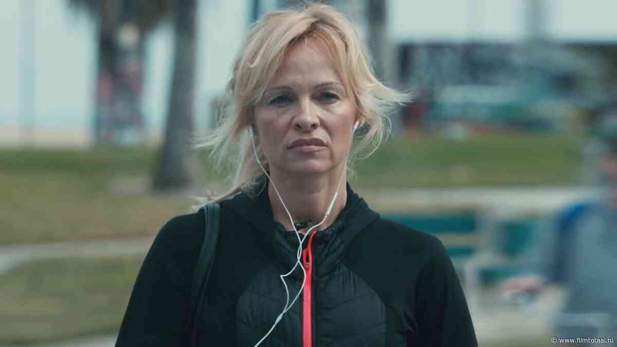Pamela Anderson en haar "jongens" als femme fatale op foto 'The Naked Gun'