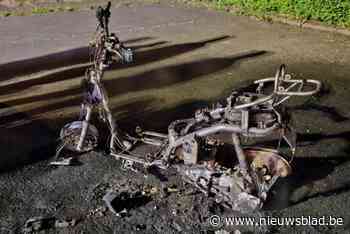 Bromfiets in brand gestoken op wijk De Lange Munte, buren zien enkele jongeren wegvluchten