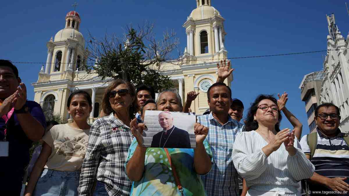 Katholische Peruaner feiern neuen Papst Leo XIV.