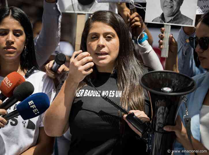 Andreina Baduel denuncia hostigamiento de cuerpos de seguridad frente a su vivienda