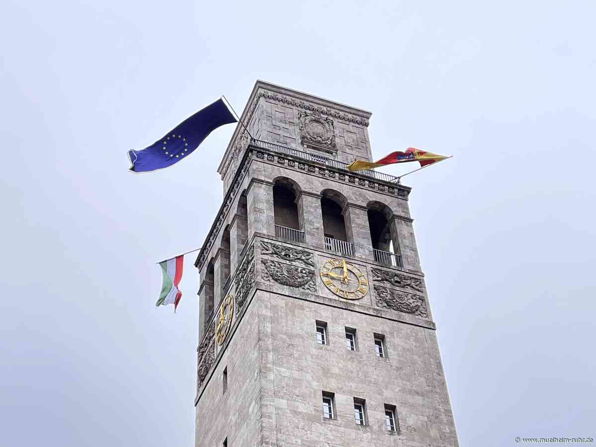 Europatag am 9. Mai: Rathausturm mit Europaflagge