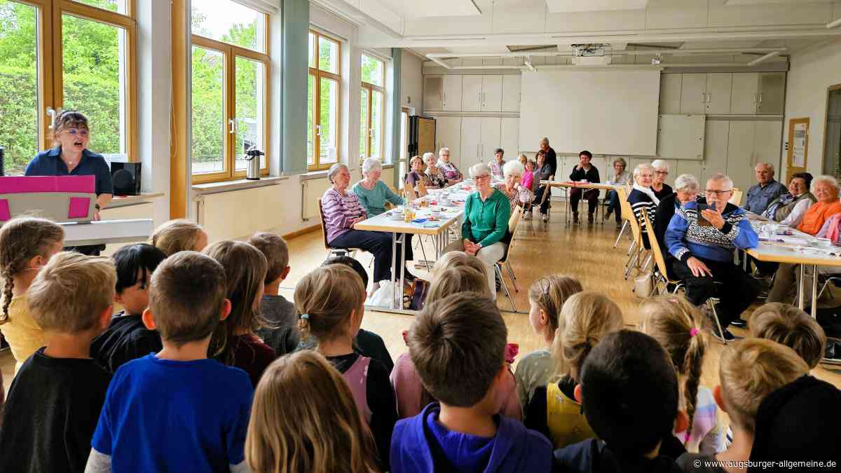 BRK Landsberg: Seniorennachmittag im Zeichen des Muttertags