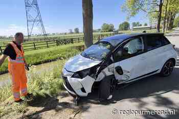 Automobilist botst tegen boom op Zuiderweg in Westbeemster