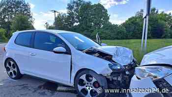 Golf GTI kollidiert in Mühldorf frontal mit Anhänger-Gespann – wohl eine Person verletzt