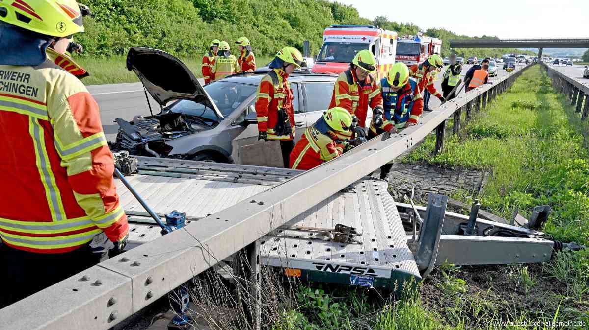 Anhänger bleibt nach Unfall auf der Autobahn unter der Leitplanke stecken