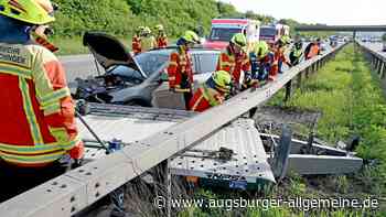 Anhänger bleibt nach Unfall auf der Autobahn unter der Leitplanke stecken