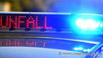 Seniorin (88) fährt gegen Steinmauer – Auto bleibt auf Seite liegen