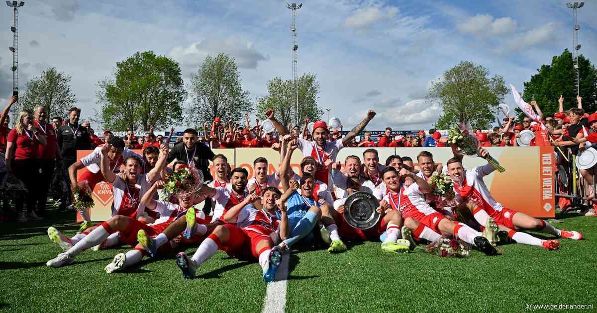Dennis ziet vanaf de feestboot wat titel van IJsselmeervogels losmaakt: ‘Op de kade zag ik duizenden juichende mensen met fakkels’