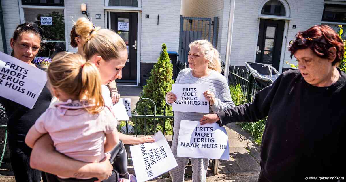 Wijk bomvol met actieposters nadat buurman Fritz (67) in de cel belandde: ‘Galbak komt hier de boel verpesten’