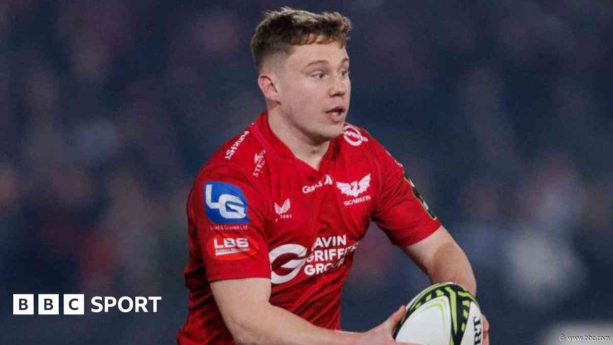 Wales fly-half Costelow signs new Scarlets deal