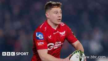 Wales fly-half Costelow signs new Scarlets deal