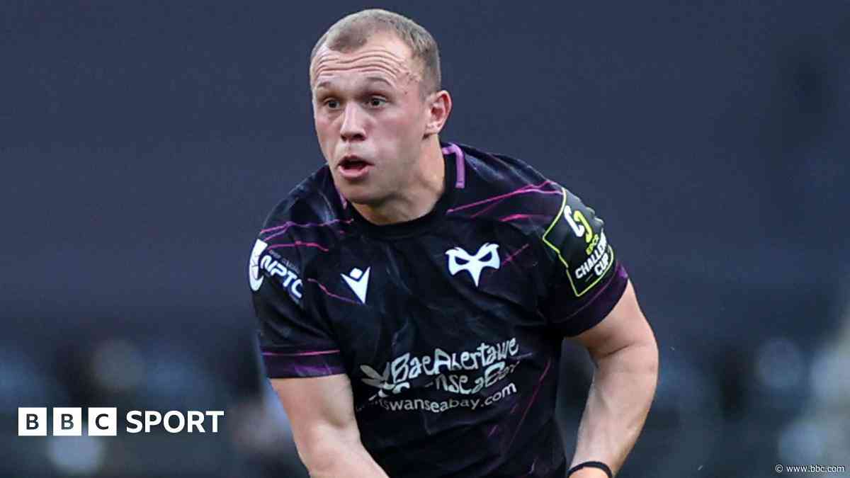 Scrum-half Davies signs new Ospreys deal