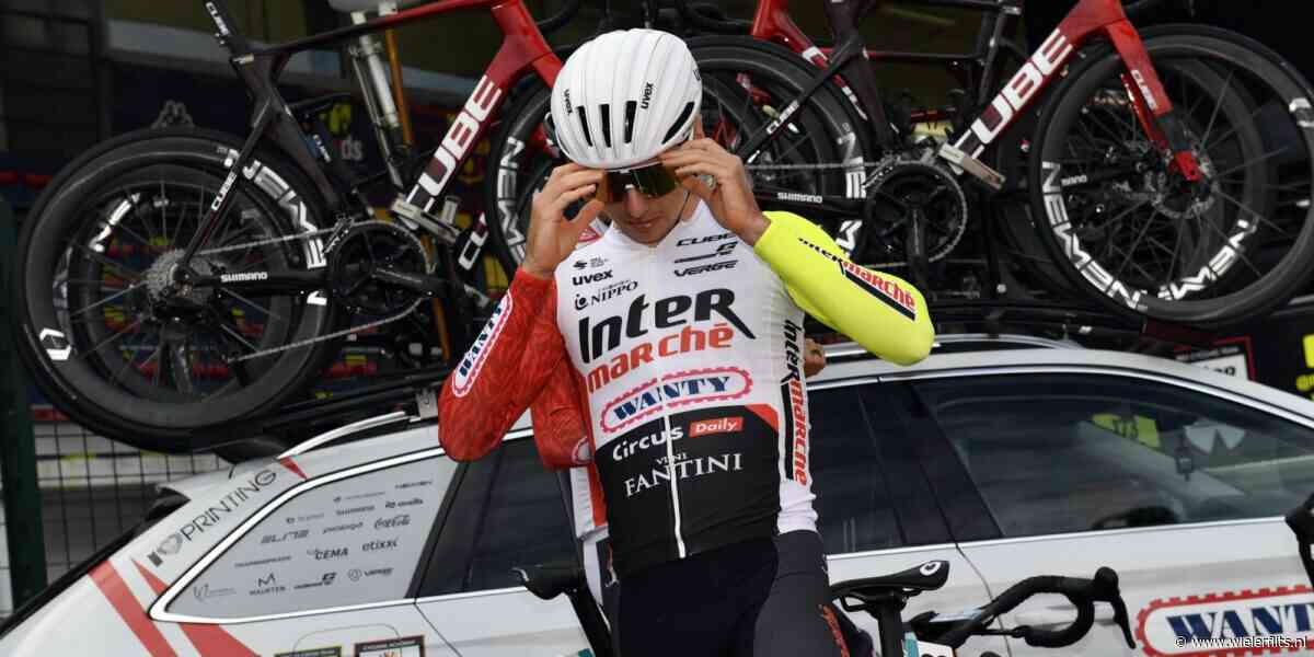 Giro 2025: Francesco Busatto (4de) ontvangt gele kaart voor kopstoot aan Romain Bardet