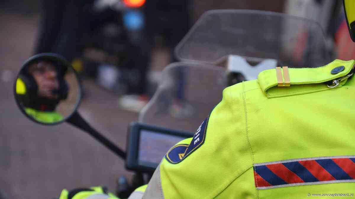 Motoragent rijdt tegen flitspaal tijdens spoedmelding en raakt zwaargewond