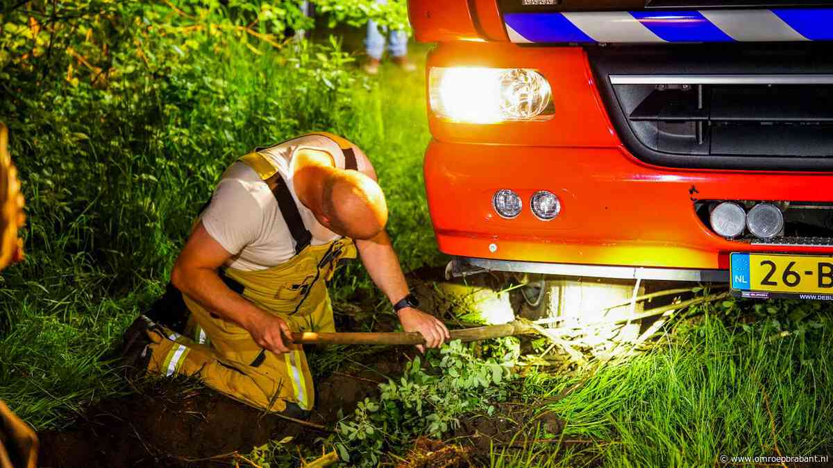 Blusvoertuigen komen vast te zitten in drassige grond bij blussen kampvuur