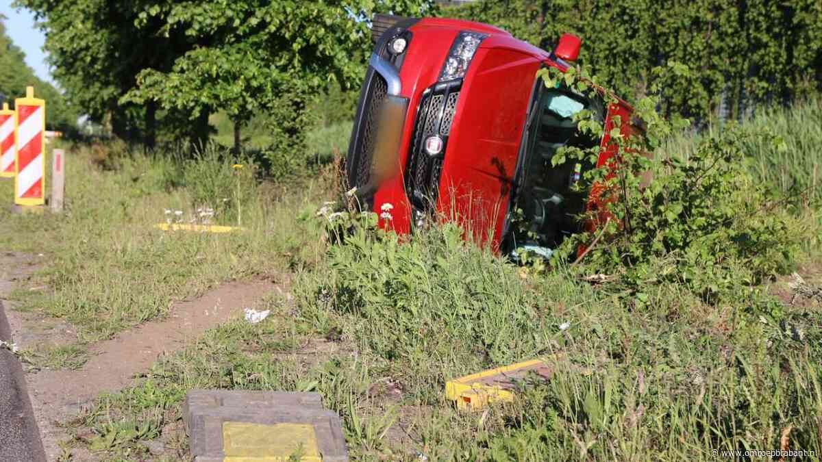 Auto crasht nadat 'ie in botsing komt met vrachtwagen