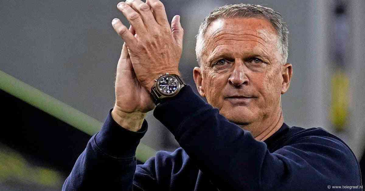 John van den Brom neemt met tranen in de ogen afscheid van Vitesse: ’Liefde alleen maar groter geworden’