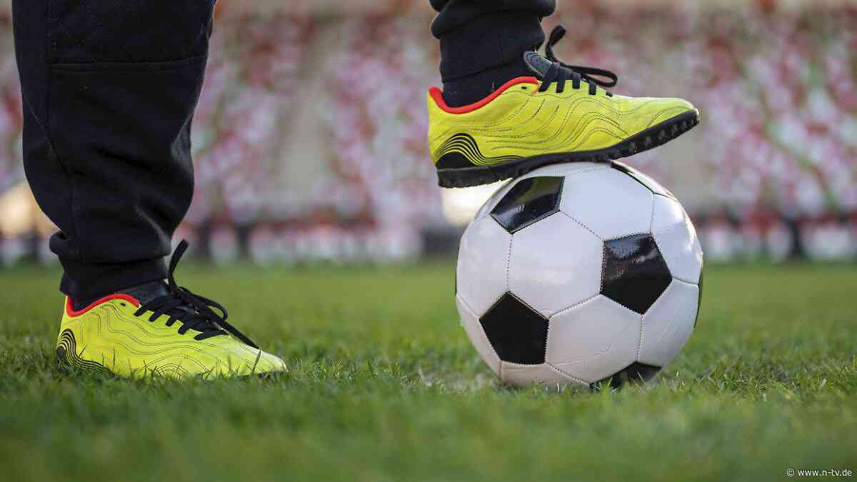 Macht, Mord, Fußball, Sex: Als Pirlo für die Eintracht spielte - Jahrhunderttalent im Fadenkreuz
