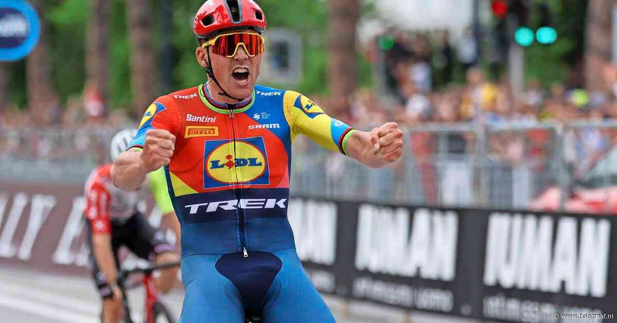 VIDEO Mads Pedersen mag zich dankzij weddenschap na ritwinst uitleven op kapsel teamgenoot: ’Sorry Elisa’