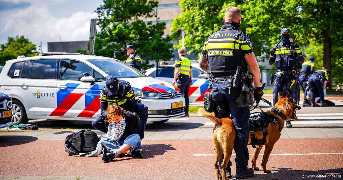 Studentenvakbond eist opstappen Alexandra van Huffelen na ongeregeldheden op Radboud Universiteit: ‘Dit kan zo niet langer’