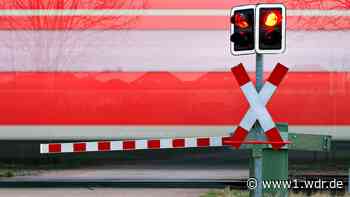 Radfahrer wird am Bahnübergang von Zug mitgerissen