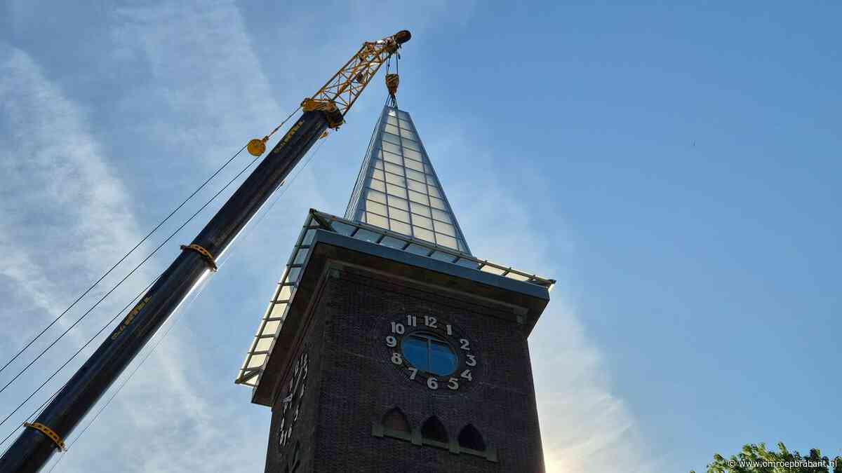 Spannende hijsklus: bewoners moesten even weg, maar torenspits staat