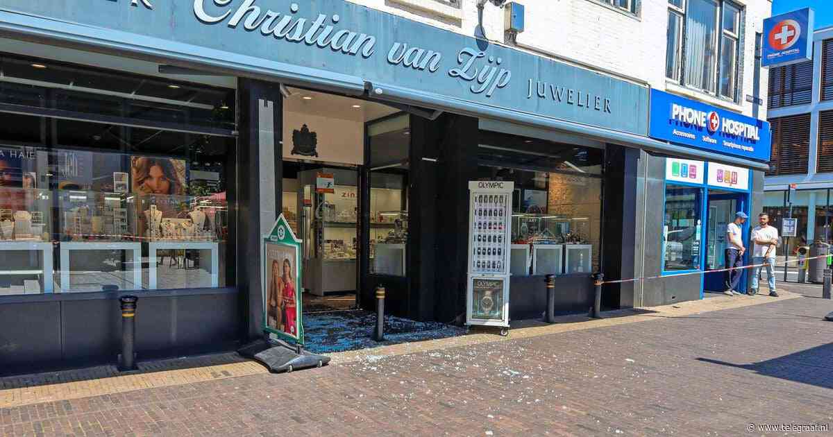 Klanten overmeesteren dief bij overval op juwelier in Zaandam, nog twee verdachten op de vlucht