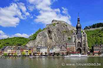 Man in hongerstaking hangt aan hek op rotswand citadel van Dinant