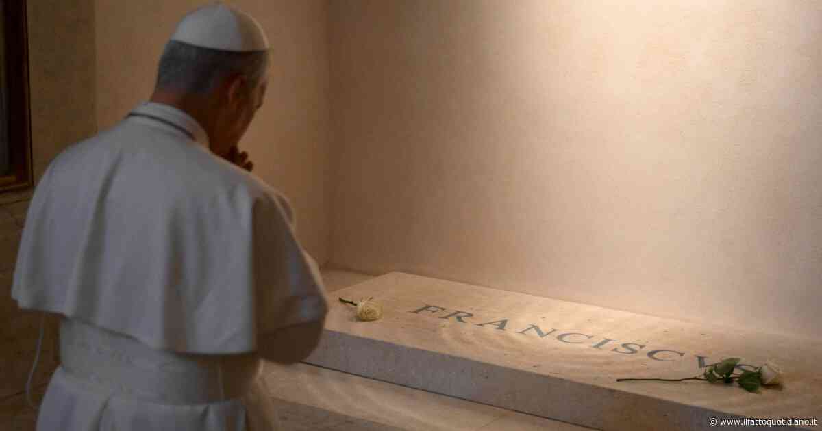 La rosa bianca di Papa Leone XIV per Francesco, trenta minuti in preghiera sulla tomba