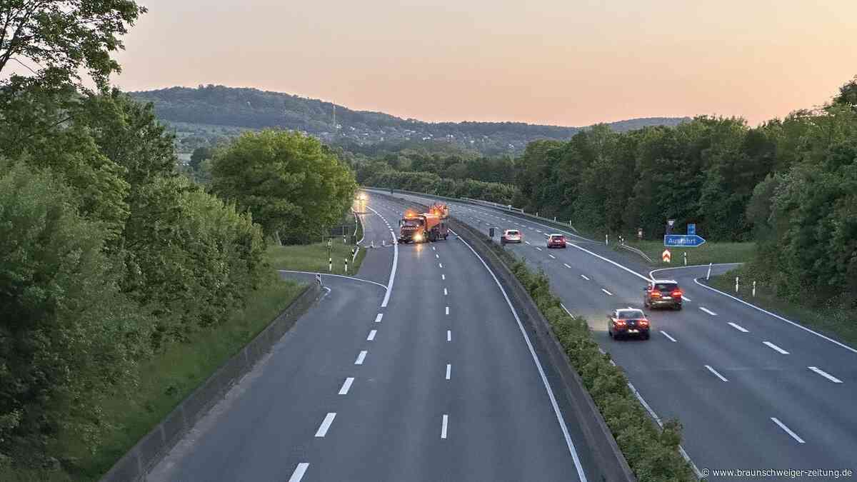 Umleitung auf der A39: Betonbrocken sind von Brücke gefallen