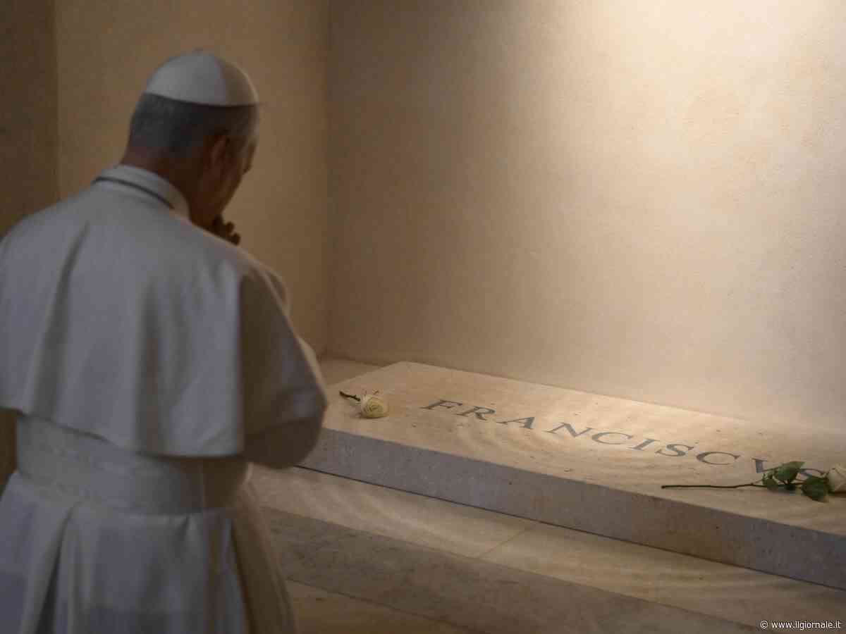 Leone XIV visita la tomba di Francesco: la preghiera e l'omaggio al predecessore