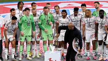 Was? Woher? Warum? Und wie?: Kompany überrascht mit "Stargast" bei Bayern-Meisterfeier