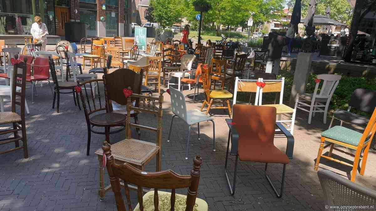 Lege stoelen voor 114 verkeersdoden: 'Ik schrik ervan hoe jong ze zijn'