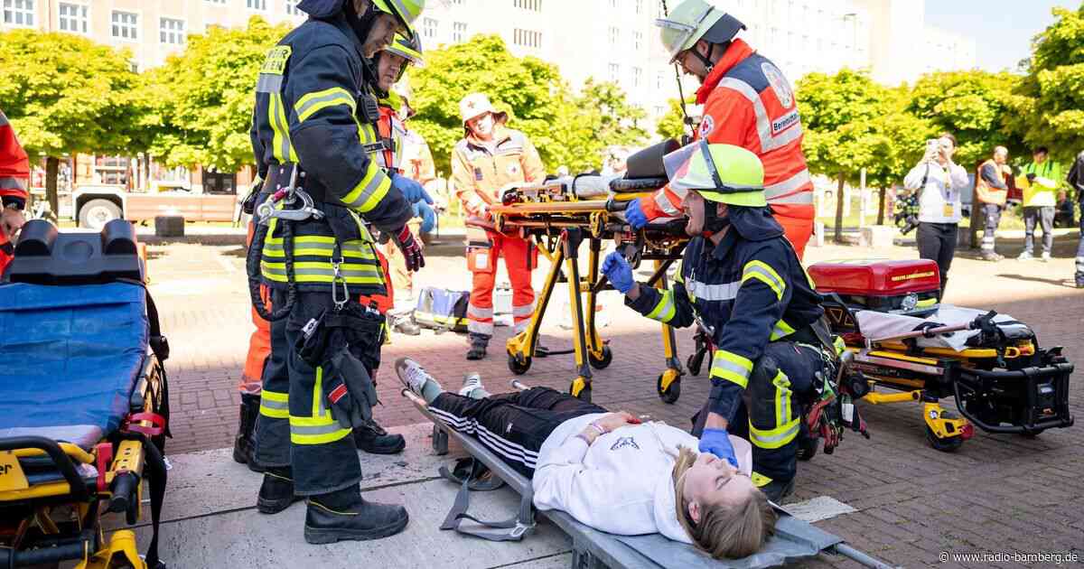 Einsatzkräfte simulieren Flugzeugabsturz in Großstadt