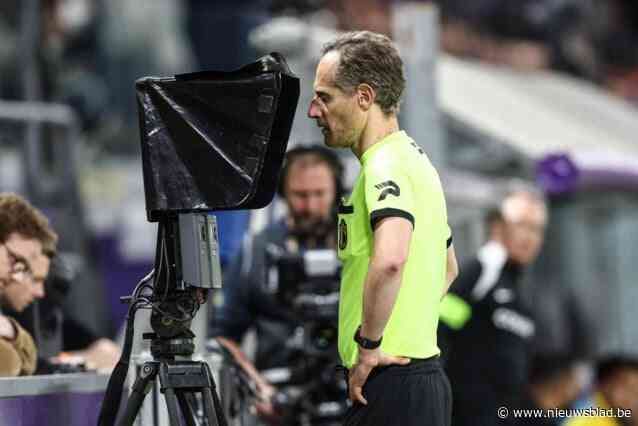 VIDEO. VAR heeft 7,5 minuten (!) nodig om twee penaltyfases tijdens Anderlecht-Union te beoordelen: “Ik snap niet hoe dat kan”