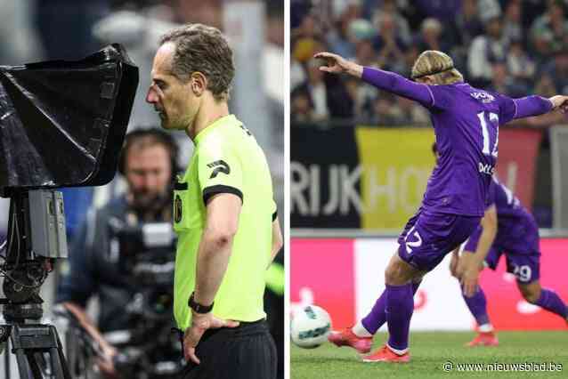 VIDEO. “Ik snap niet hoe dat kan”: VAR heeft 7,5 minuten (!) nodig om twee penaltyfases tijdens Anderlecht-Union te beoordelen