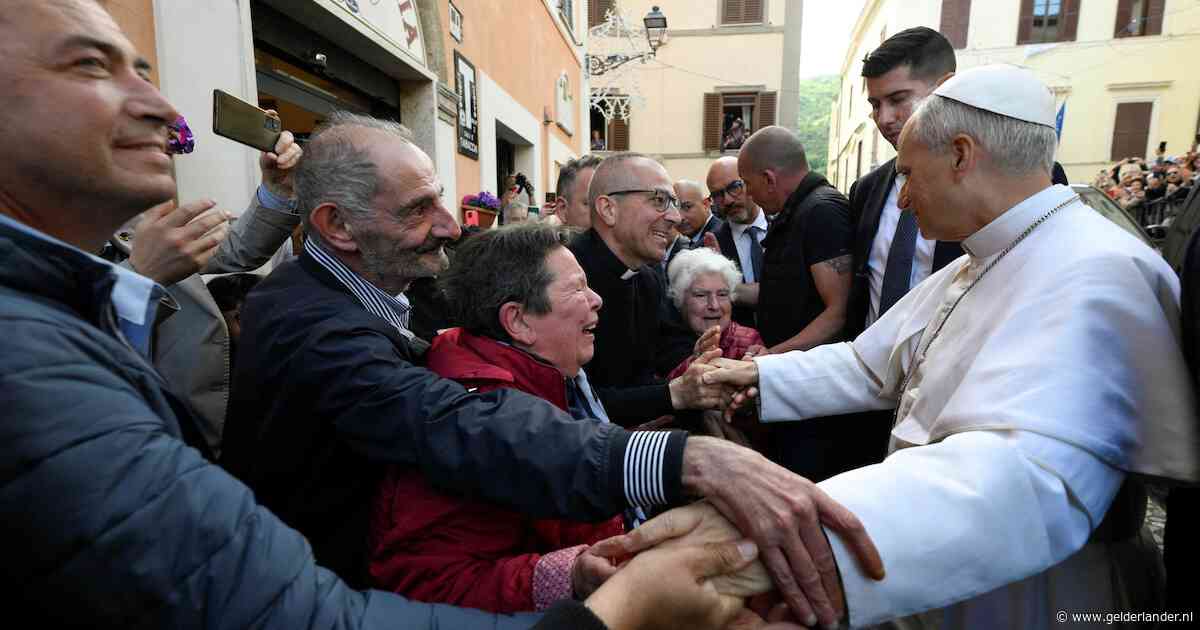 Nieuwe paus verklaart keuze voor de naam Leo en bezoekt graf van voorganger Franciscus