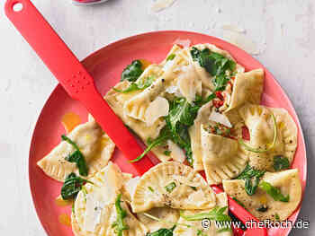 Ravioli, gefüllt mit Mozzarella, getrockneten Tomaten und Rucola